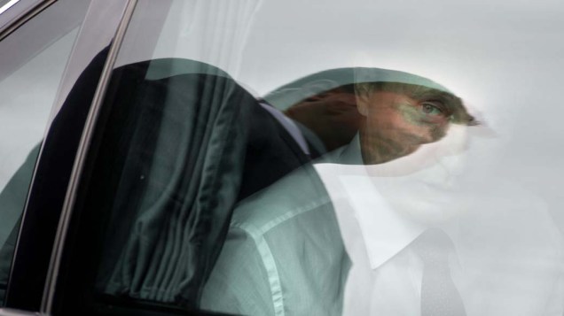 Em Paris, o primeiro-ministro russo Vladimir Putin em seu carro após a inauguração de um monumento dedicado a Segunda Guerra Mundial