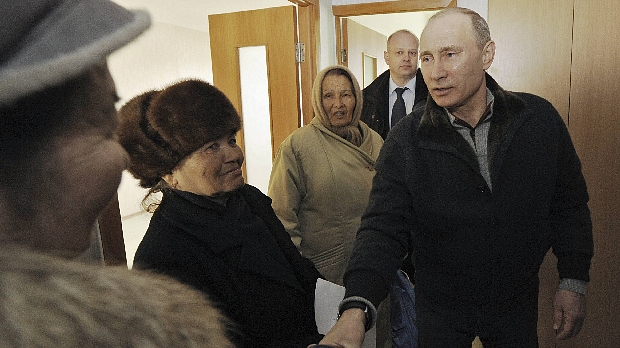 Vladimir Putin cumprimenta eleitores na cidade de Astrakan