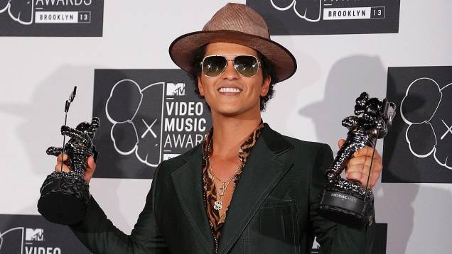 Bruno Mars mostra troféus de Melhor Clipe de Artista Masculino e Melhor Coreografia