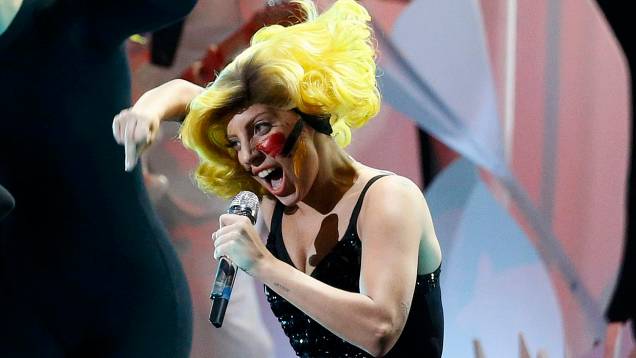 Lady Gaga apresentou ao vivo pela primeira vez o seu novo single Applause durante o VMA 2013