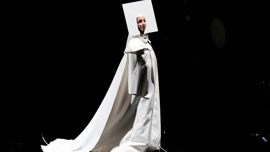 Lady Gaga aparece no palco do Video Music Awards 2013