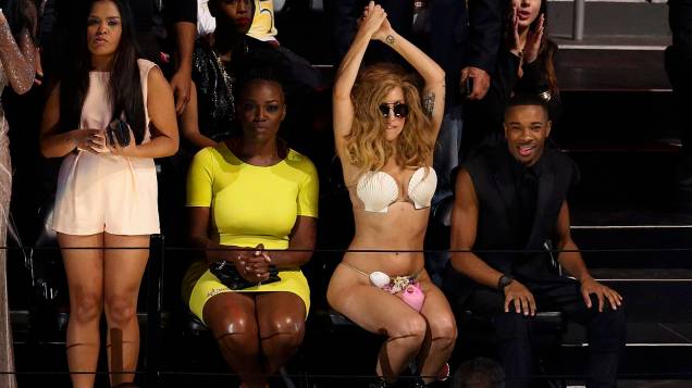 Na plateia, Lady Gaga dança durante a apresentação de Justin Timberlake no VMA 2013