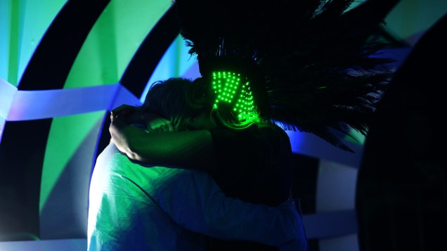Gaby Amarantos abraça Miranda durante VMB 2012