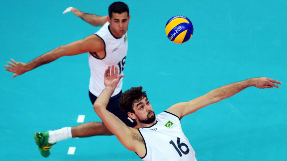 Jogadores do time brasileiro de vôlei durante jogo contra a Rússia, em 31/07/2012