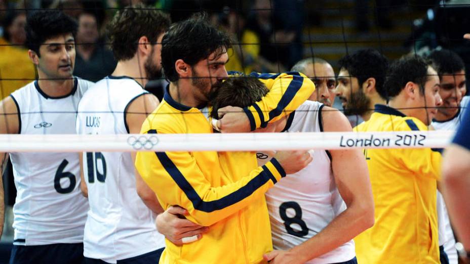 Jogadores do time brasileiro de vôlei comemoram vitória contra a Rússia, em 31/07/2012