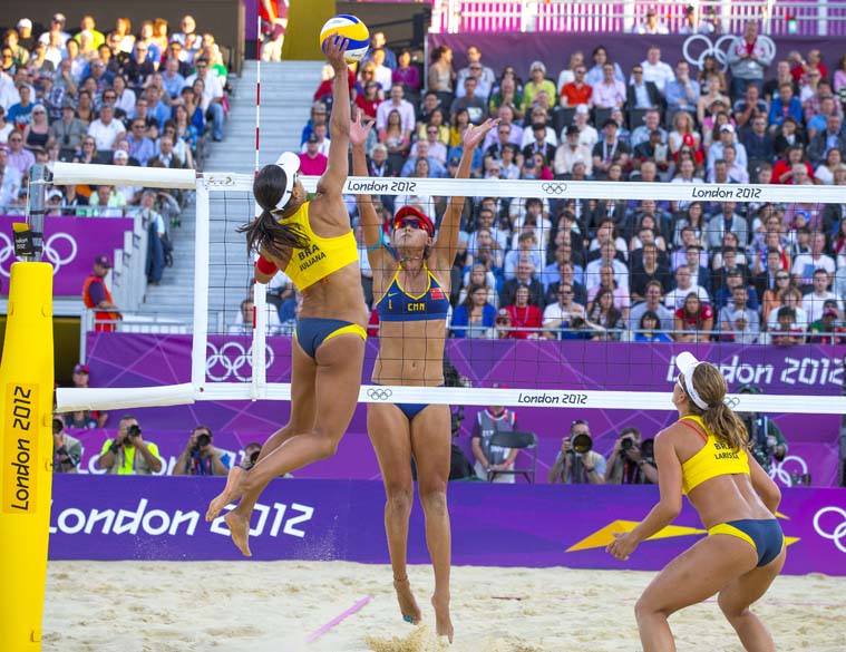 As brasileiras veceram as chinesas Xue e Zhang no vôlei de praia, em 08/08/2012