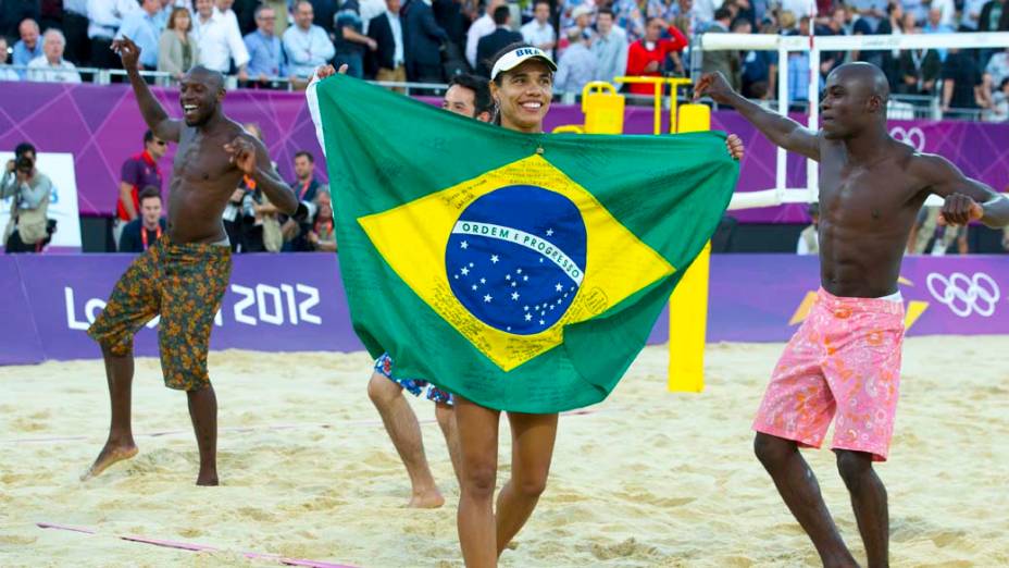 Brasileiras comemoram medalha de prata no vôlei de praia, em 08/08/2012