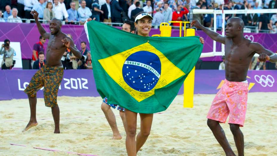 Brasileiras comemoram medalha de prata no vôlei de praia, em 08/08/2012