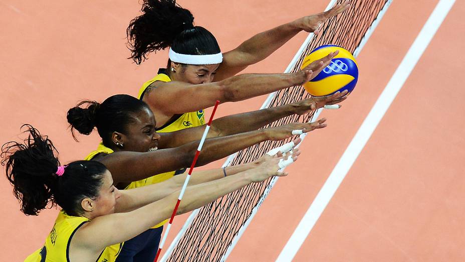 Seleção brasileira de vôlei durante partida contra a China, em 03/08/2012