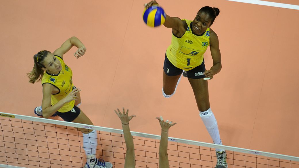 A seleção brasileira em ação no Grand Prix de vôlei feminino, na China