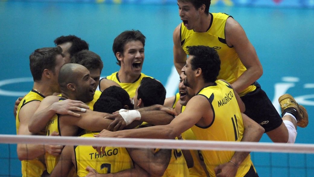 Jogadores da seleção brasileira de vôlei comemoram a conquista do ouro na final do Pan 2011, contra Cuba