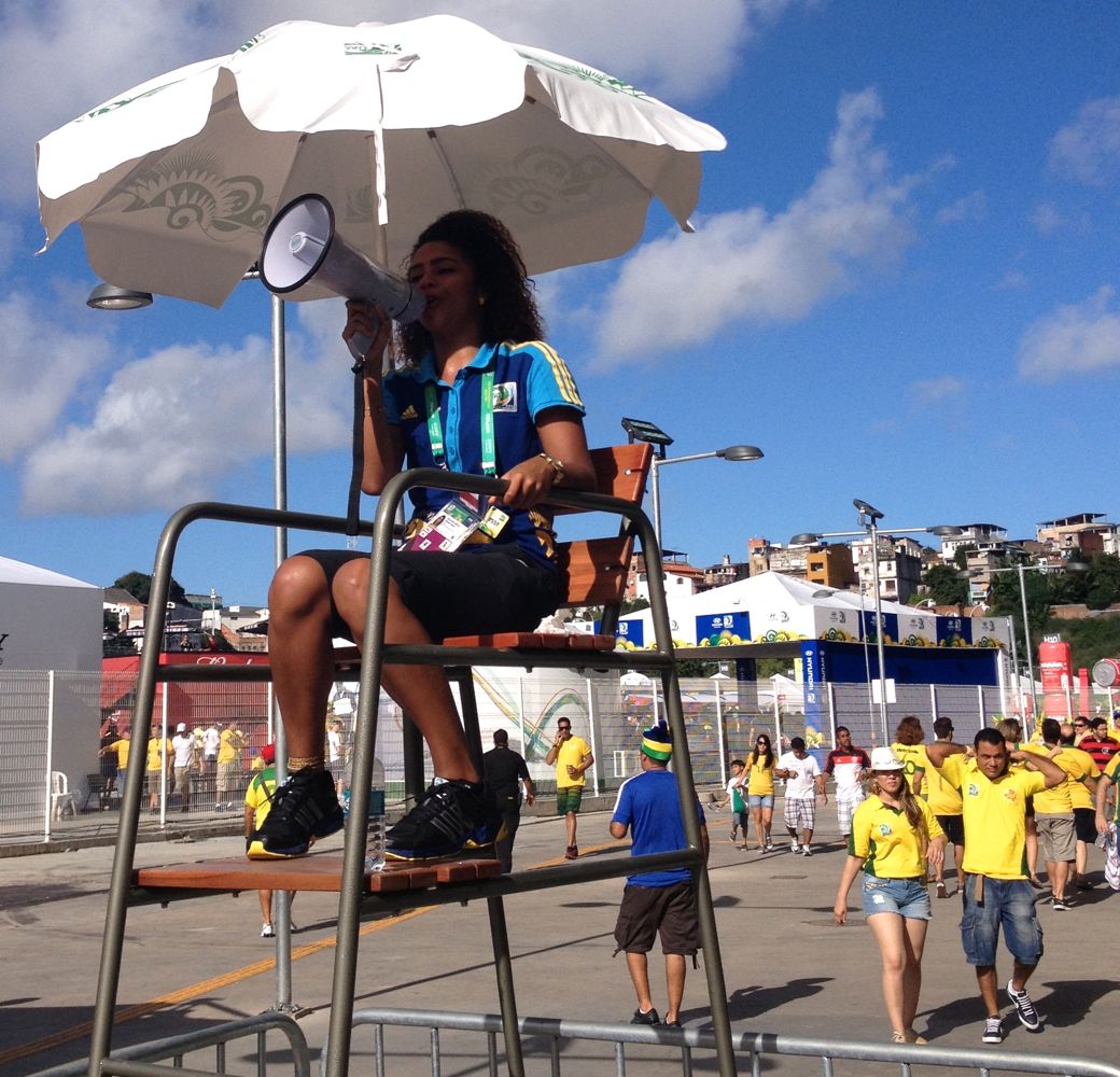 Voluntária de megafone: incentivo na reta final