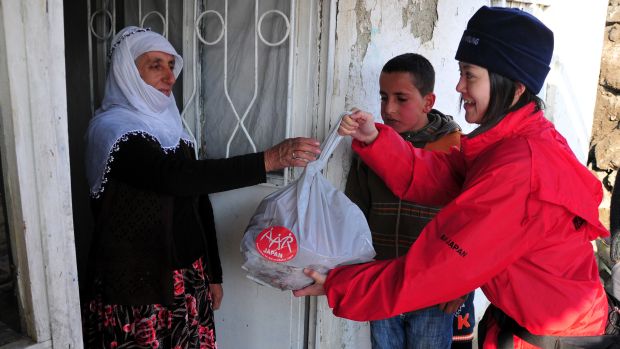 Voluntários distribuem comidas a sobreviventes dos terremotos