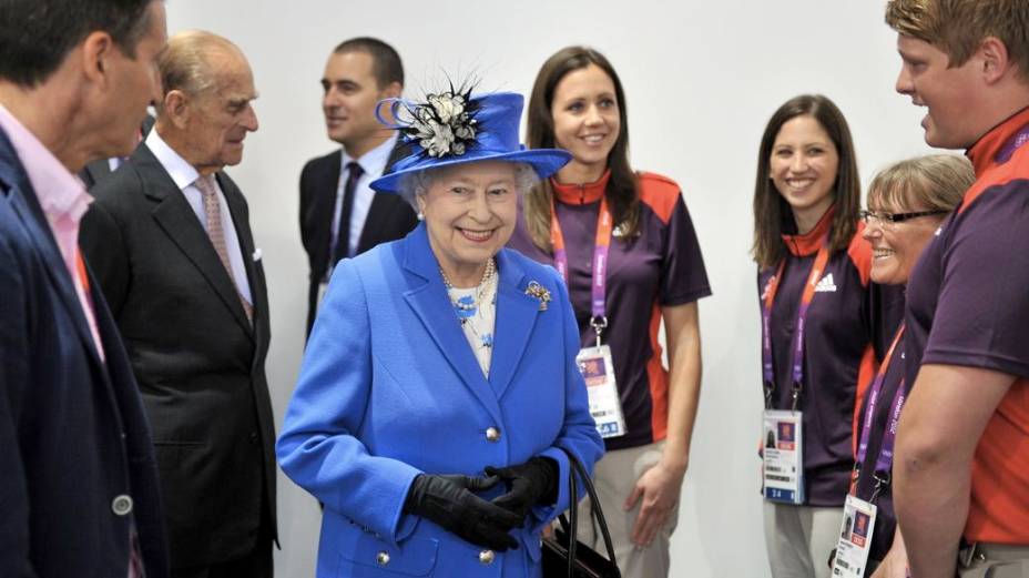 Voluntários recebem a rainha Elizabeth II no Parque Olímpico de Londres