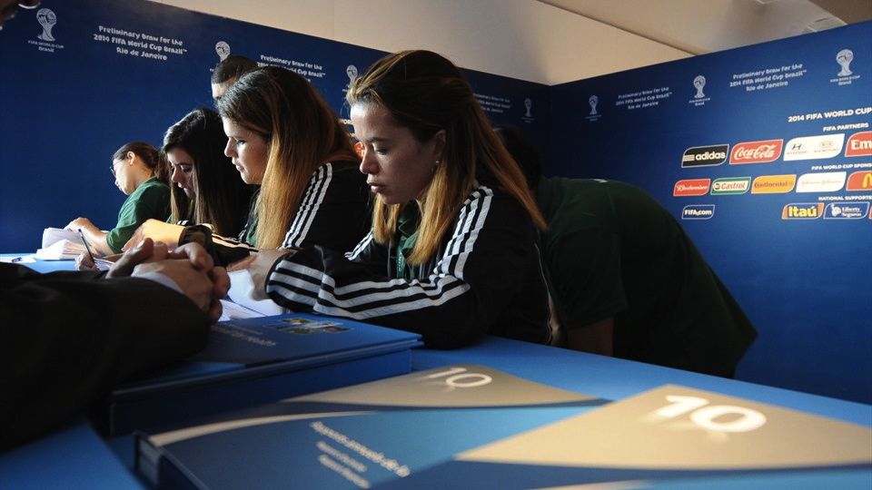 Voluntários no sorteio das Eliminatórias para 2014, no Rio