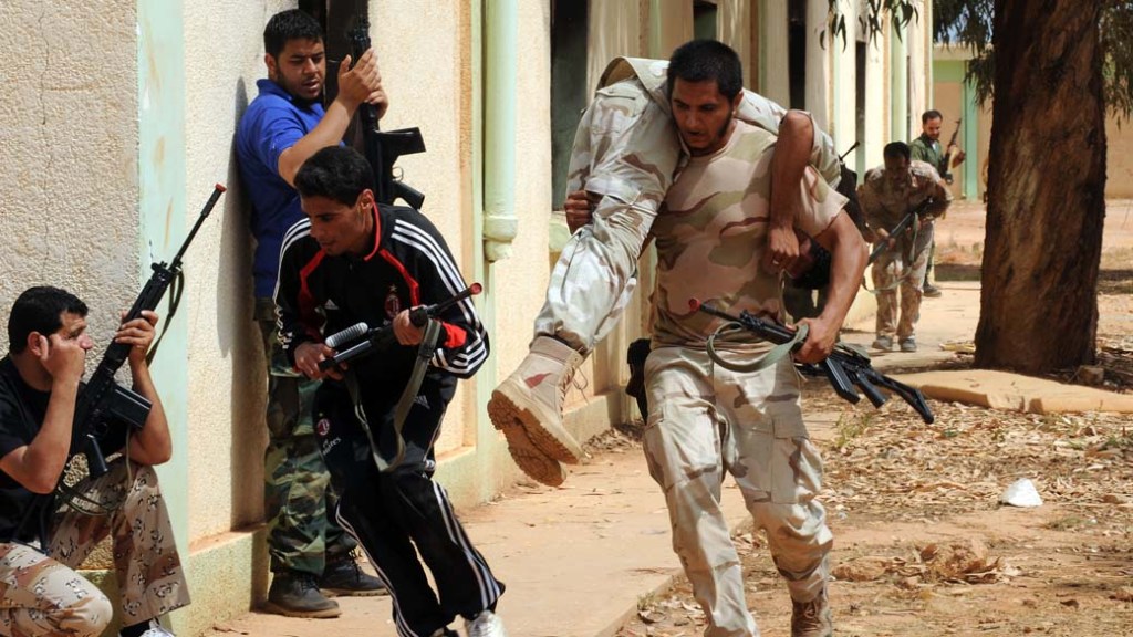 Voluntários líbios durante treinamento militar em Benghazi