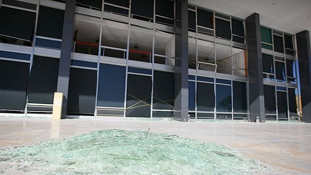 Vidraças da fachada do STF ficaram destruídas após voo rasante de caça