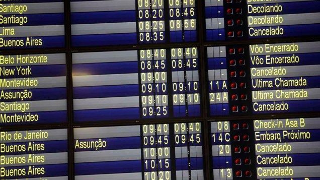 Em São Paulo, voos cancelados no Aeroporto Internacional de Guarulhos, devido as cinzas do vulcão chileno Puyehue, que vem afetando o espaco aéreo da Argentina, Peru, Uruguai e Chile. Empresas aéreas suspenderam as partidas e chegadas em aeroportos do Rio Grande do Sul e de Santa Catarina