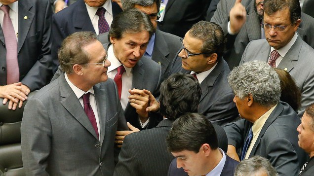 Renan Calheiros (PMDB-AL), conversa com parlamentares durante tumulto nas galerias da Câmara dos Deputados, em Brasília, em sessão do Congresso Nacional, nesta terça-feira (02)