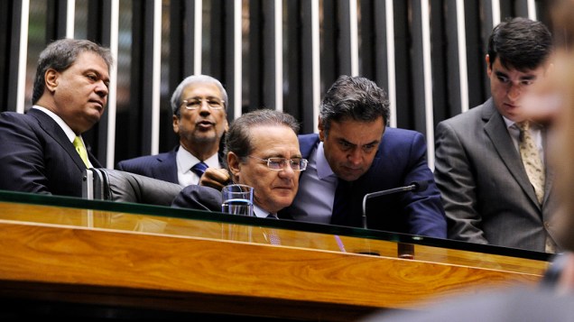 Renan Calheiros (PMDB-AL), conversa com o Senador Aécio Neves, durante a sessão destinada a votar dois vetos presidenciais e a mudança na meta do superavit (PLN 36/14), nesta quarta-feira (03)