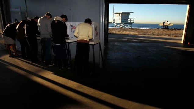 Cabines de votação na Venice Beach em Los Angeles, Califórnia, para eleições dos novos membros para o Congresso americano