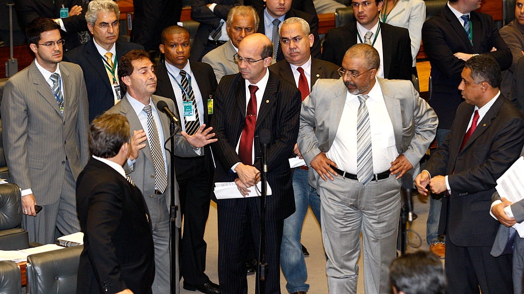 Deputados durante votação da lei orçamentária para 2012. O deputado Paulo Pereira da Silva (PDT-SP), o Paulinho da Força (ao microfone), pediu verificação de quorum