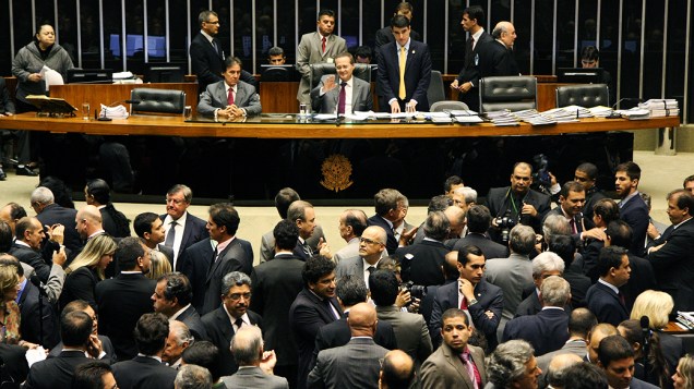 O senador Renan Calheiros preside sessão, no Congresso Nacional, para votação dos vetos presidenciais