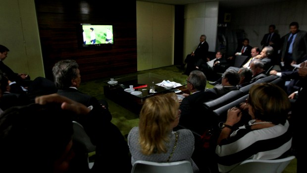 Parlamentares assistem ao jogo da Libertadores da América durante votação da MP dos Portos na Câmara dos Deputados