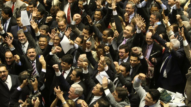 Base governista comemora aprovação da MP dos Portos na Câmara dos Deputados após mais de 20 horas de sessão