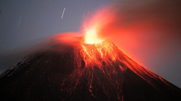 Vulcão Tungurahua expele lava e cinzas perto de Banos, no sul do Equador. As autoridades equatorianas encorajaram os moradores de localidades vizinhas a deixarem suas casas devido ao incremento da atividade vulcânica