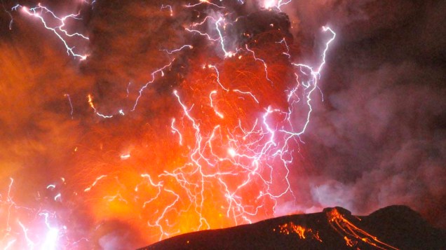 Vulcão em erupção entre as cidades de Miyazaki e Kagoshima, Japão