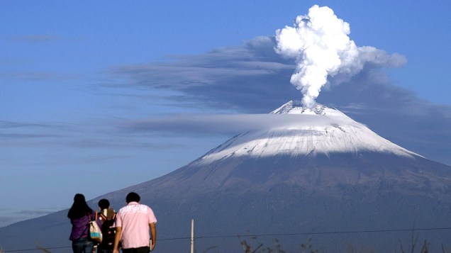Mexicanos observam erupção do vulcão Popocatepetl, em Puebla