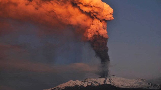 Coluna de cinzas saindo do vulcão Etna, primeiro a entrar em erupção em 2012, Itália