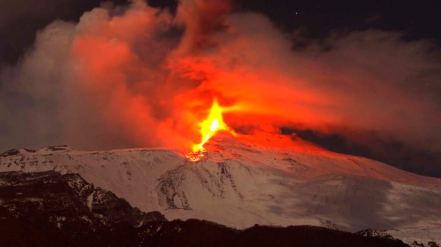 Vulcão Monte Etna, o mais ativo da Europa, em erupção no sul da ilha de Sicília, Itália
