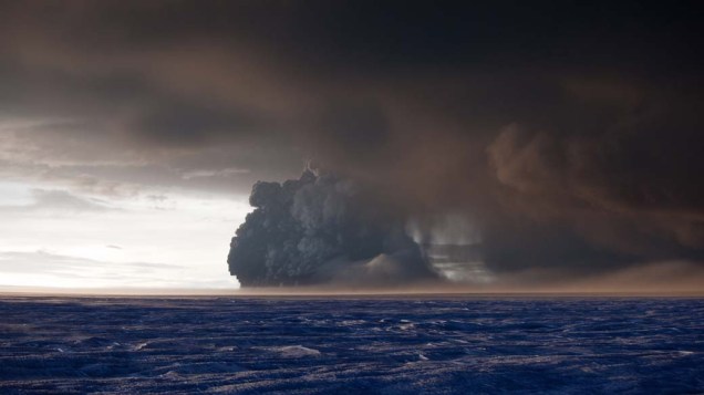 Na Islândia, a erupção do vulcão Grimsvotn espalhou toneladas de cinzas vulcânicas, que podem se espalhar até o sul da Europa durante esta semana