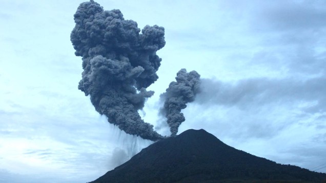 O vulcão Sinabung, adormecido há cerca de 400 anos, entrou em erupção no último domingo na ilha de Sumatra, no norte da Indonésia. Por medidas de segurança, 20.000 pessoas deixaram os vilarejos próximos ao vulcão.  Veja galeria de fotos sobre o vulcão na Indonésia
