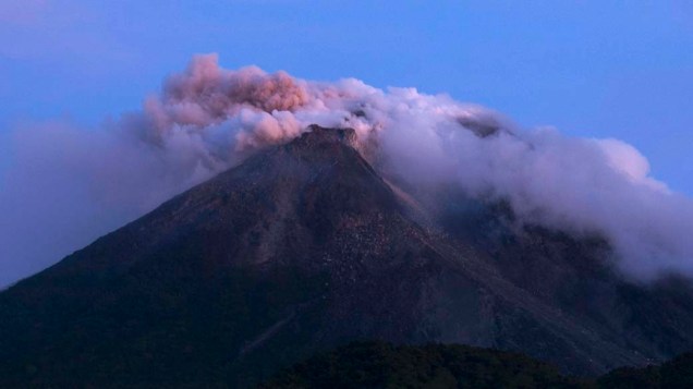 O vulcão Merapi em erupção na Ilha de Java, Indonésia