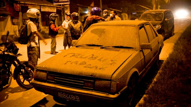 Cinzas do vulcão Merapi recobrem as ruas e os carros de Yogyakarta, na Indonésia