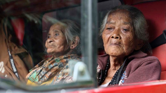 Habitantes evacuam suas casas aos pés do vulcão Merapi, na Indonésia