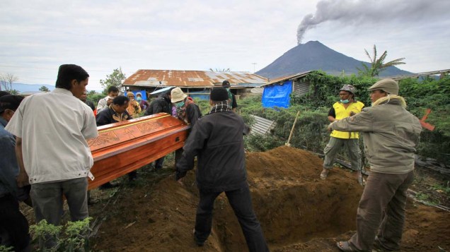 Enterro em Tanah Karoh, vilarejo próximo ao vulcão