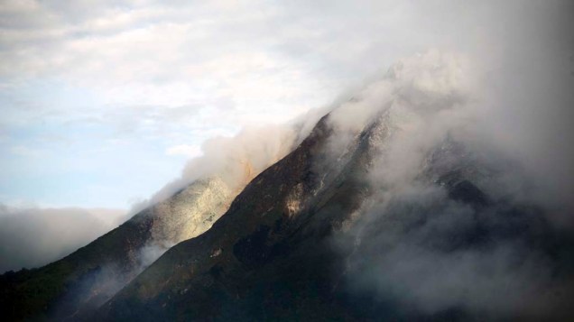 O vulcão Sinabung, na ilha de Sumatra, na Indonésia
