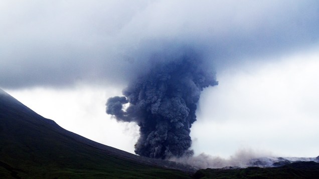 Vulcão entra em erupção no monte Lokon, em Tomohom, província de Sulawesi, na Indonésia