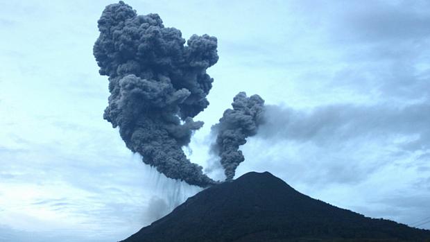 Vulcão entra em erupção pela segunda vez, na Indonésia