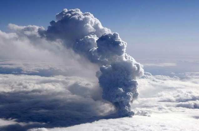 As geleiras da montanha Eyjafjallajokull sofrem as consequências das erupções do vulcão desde o dia 14 de abril.