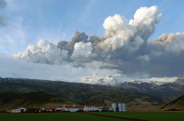 A fumaça provocada pela erupção do vulcão se mistura com as nuvens da região.