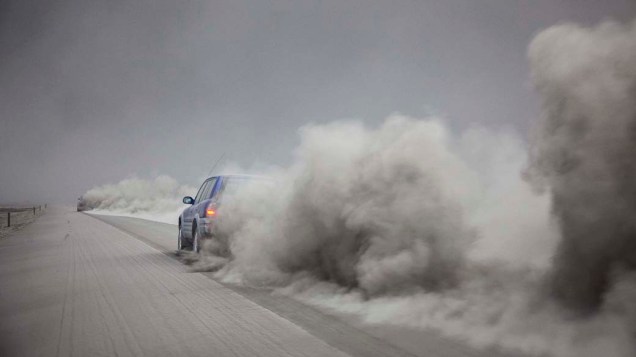 Motorista dirige em meio à fumaça expelida pelo vulcão islandês Eyjafjallajokul