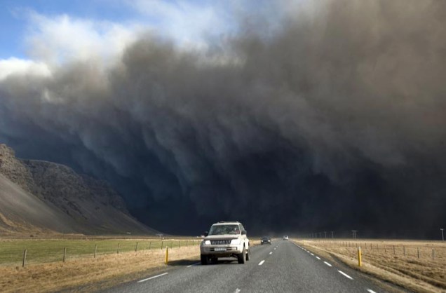 Alguns motoristas arriscaram dirigir no meio da fumaça provocada pelo vulcão.
