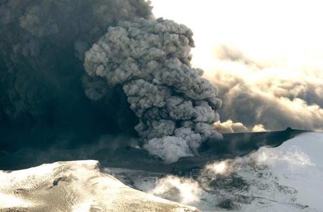 A erupção continua e afeta várias regiões da Europa.