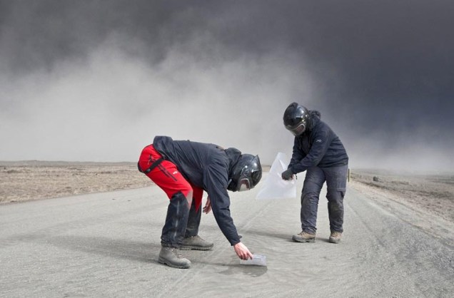 Cientistas colhem parte das cinzas do vulcão para análise em laboratório.