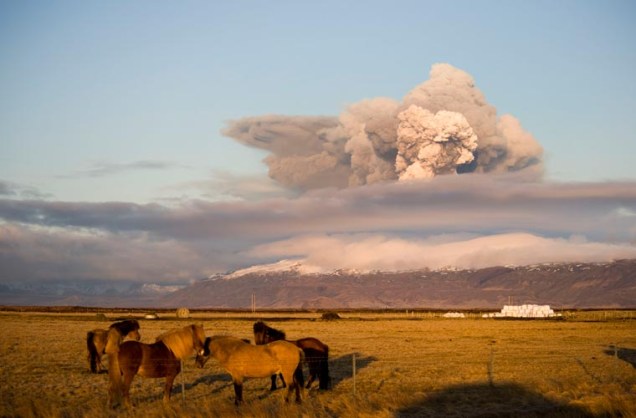 As constantes erupções do vulcão geram uma nuvem de cinzas e fumaça com cerca de 6.000 metros de altura.